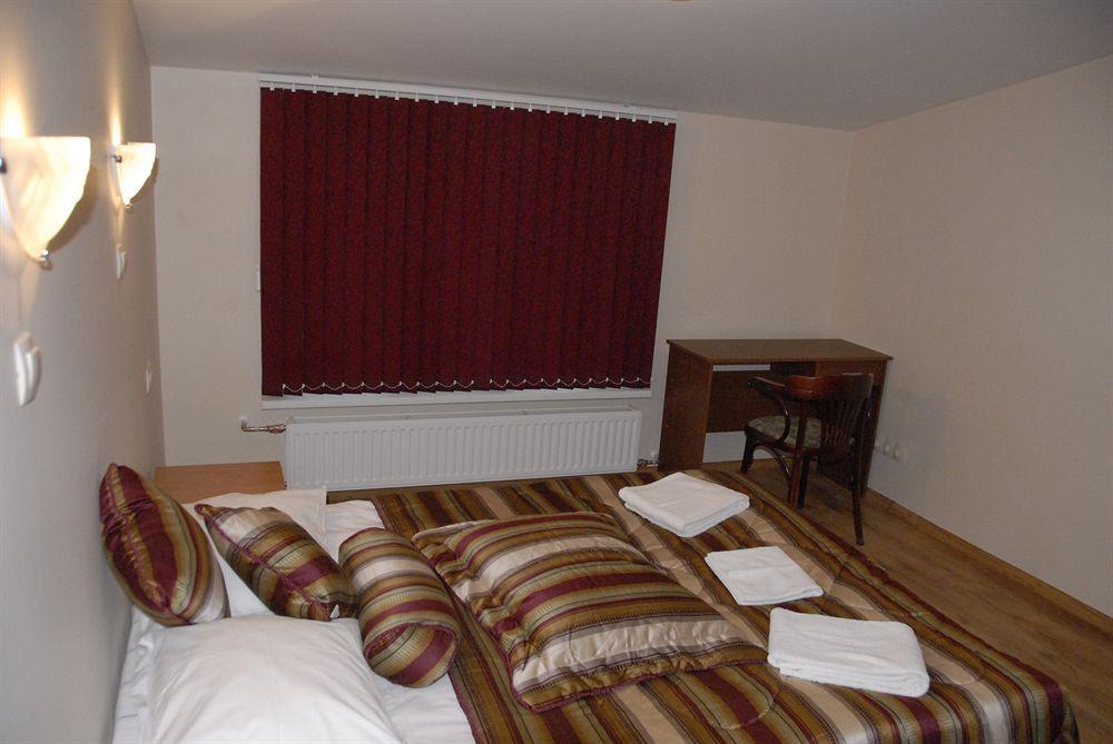 Knights Court Hotel Riga Bagian luar foto