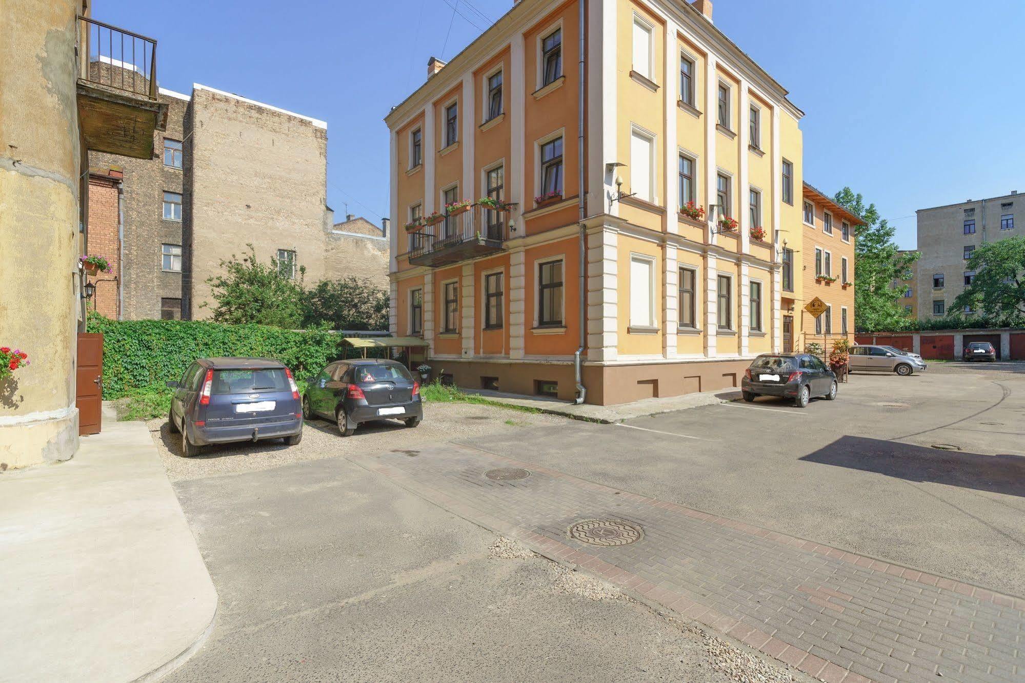 Knights Court Hotel Riga Bagian luar foto