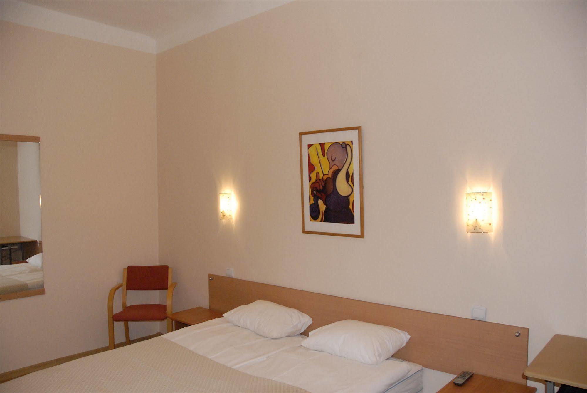 Knights Court Hotel Riga Bagian luar foto