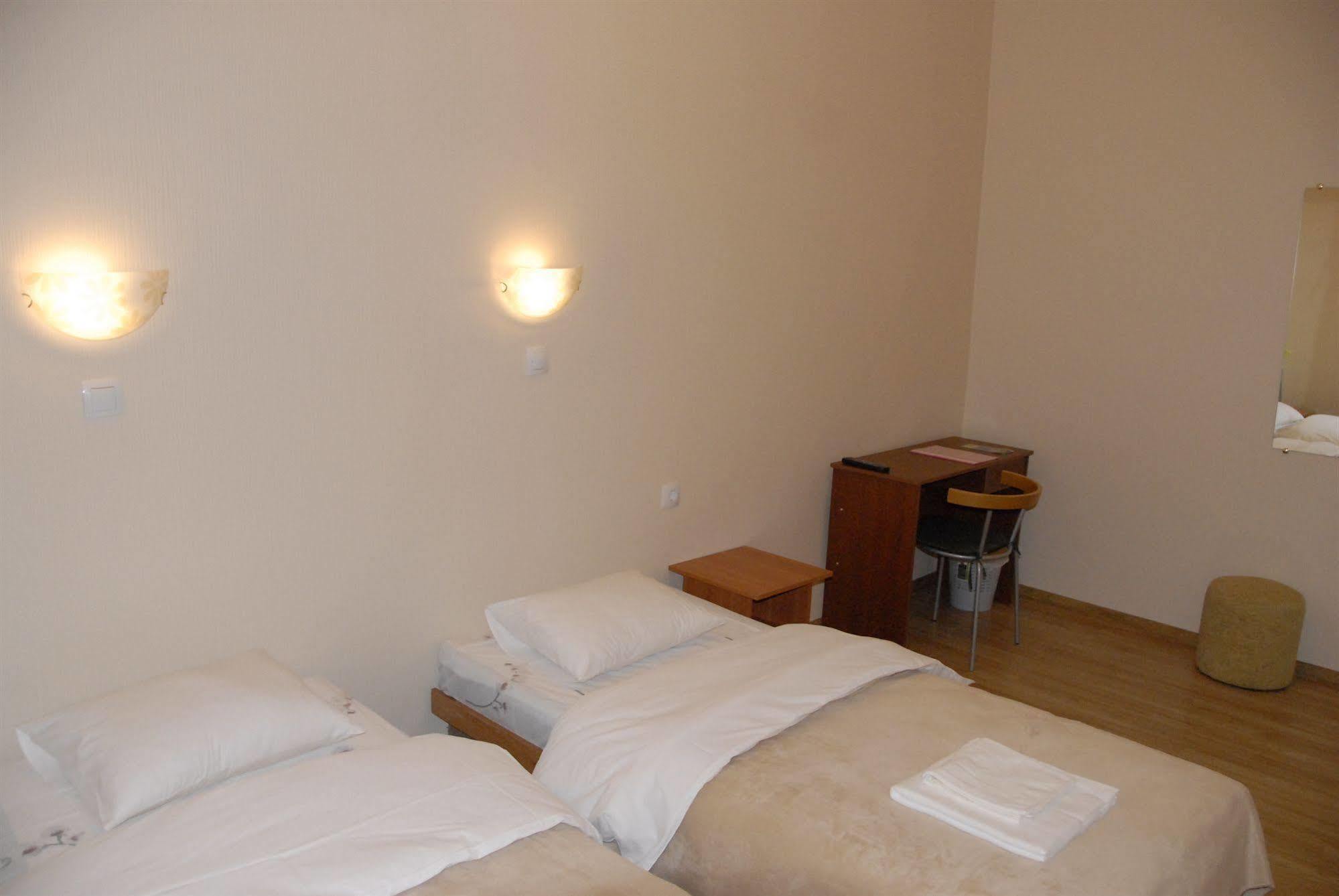 Knights Court Hotel Riga Bagian luar foto