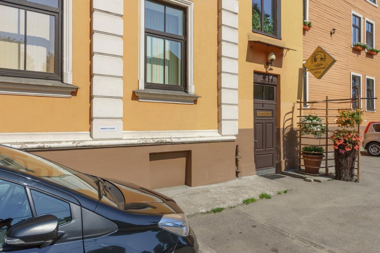 Knights Court Hotel Riga Bagian luar foto