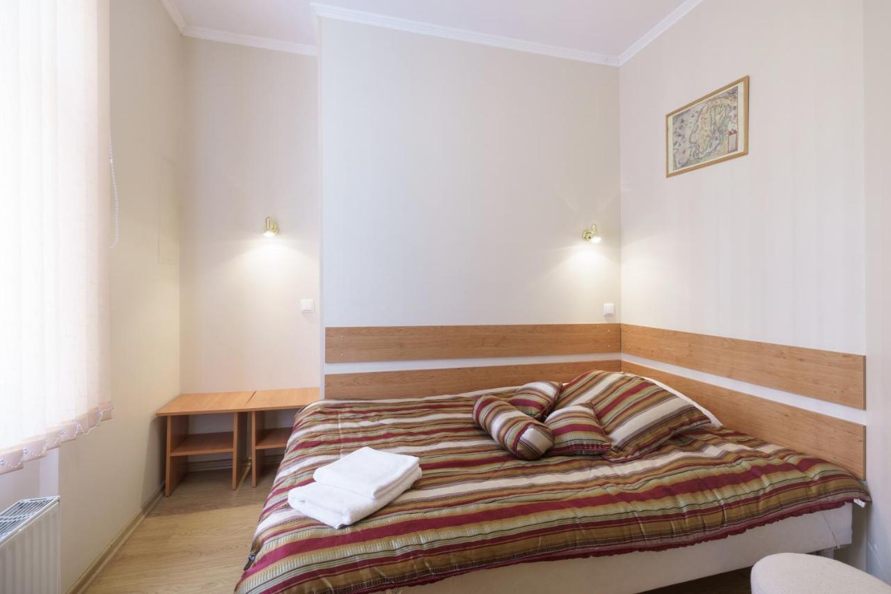 Knights Court Hotel Riga Bagian luar foto